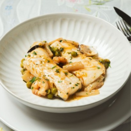 Merluza en salsa con gambas y almejas