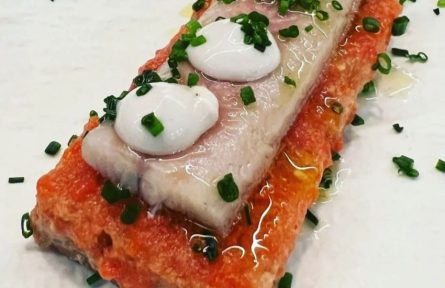 Tostada de tomate y anguila ahumada