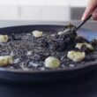 Arroz negro con sepia, ajetes tiernos y pulpitos. Quique Dacosta