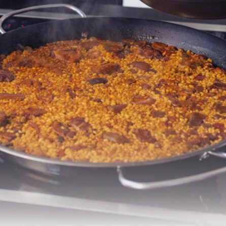 paellera con arroz con costillas quique dacosta