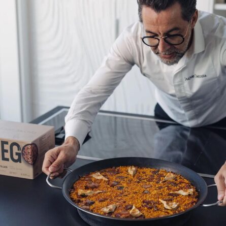 quique dacosta preparando arroz con costillas