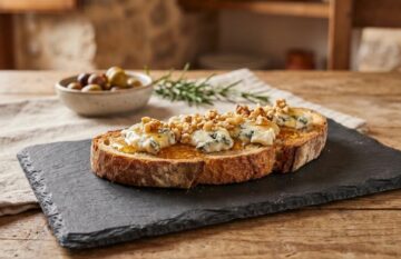 tosta de queso azul, nueces y miel
