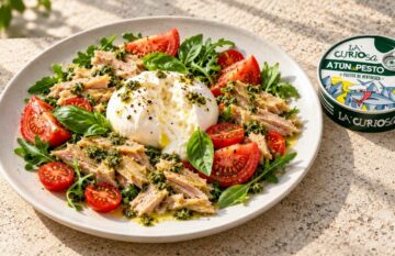 ensalada de tomate y ventresca al pesto