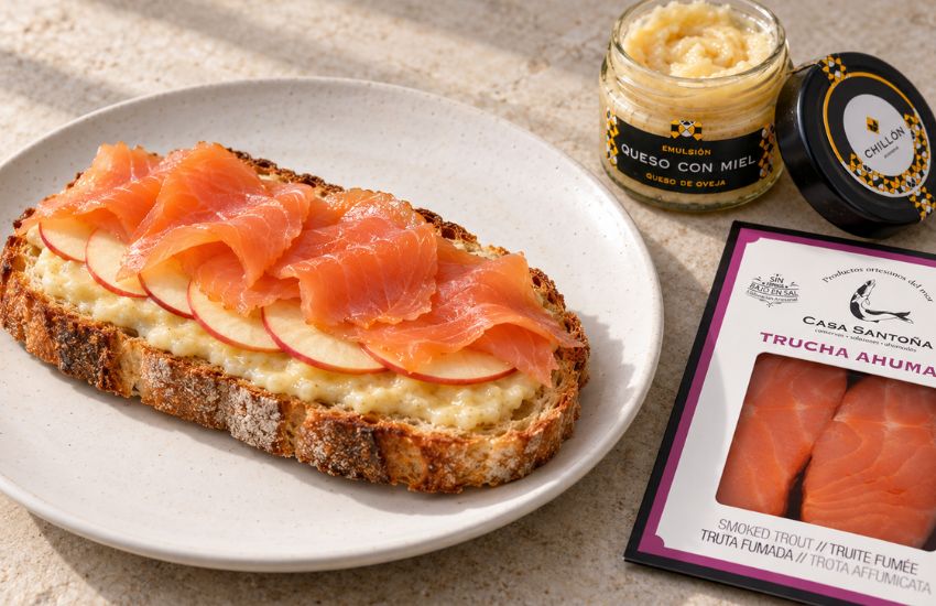 tosta de queso con miel, manzana y trucha ahumada